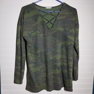 First Love Women's Sz Sm 3/4 Sleeve Olive Green Patterned Top‎ Criss Cross Chest